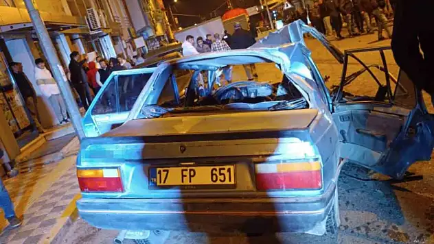 Sürücü direksiyon hakimiyetini kaybetti park halindeki araçlara çarptı: 3 yaralı