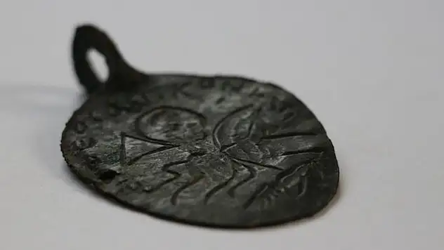 1600 yıllık kolye ucu bulundu