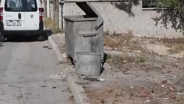 Yeni doğmuş bebeği çöpe bıraktılar