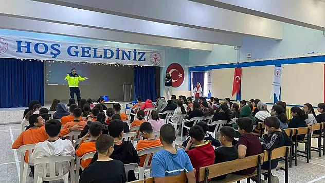 Jandarma ekipleri bilgilendirme çalışmalarını devam ediyo