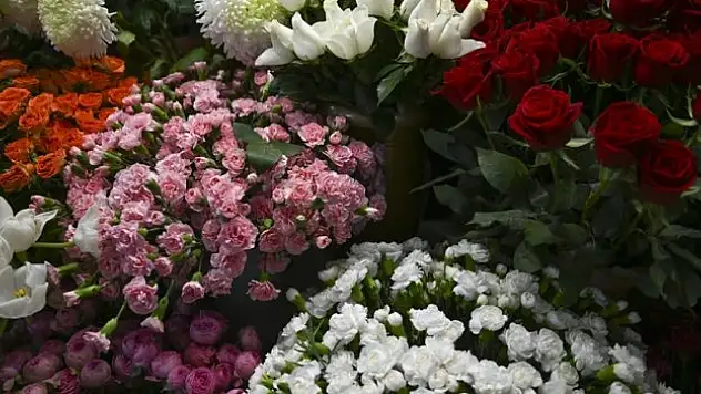 Çiçekler dükkanlardaki yerini aldı