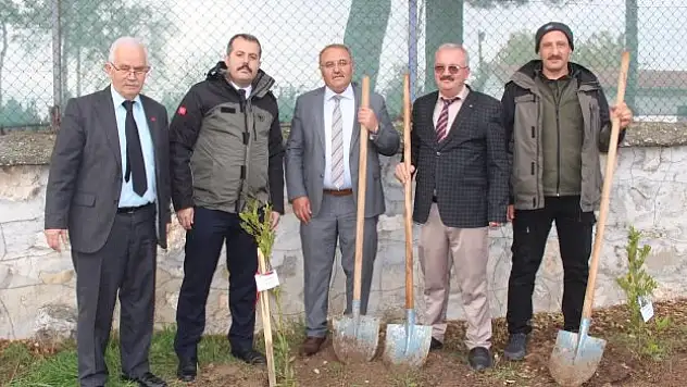 Vefat eden öğretmenler anısına fidan dikildi