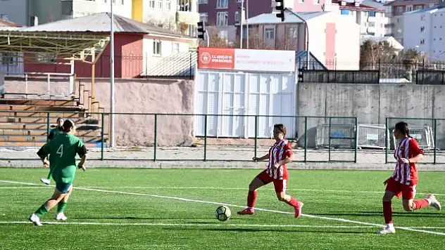 Kadın futbolunda dostluk maçı