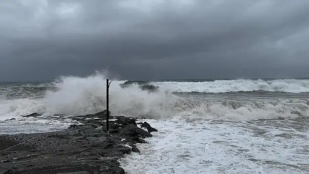 Uyarısı olan Rize'de fırtına etkili oldu