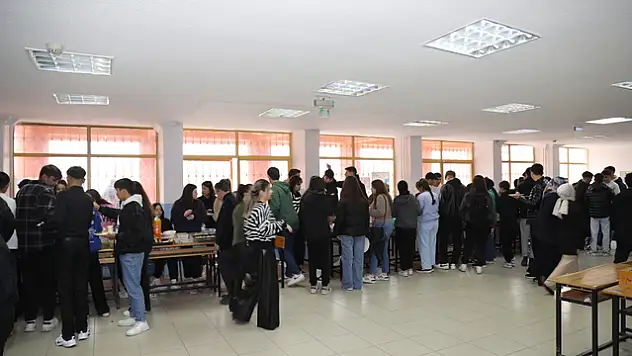 Öğretmen ve öğrencilerden kermes