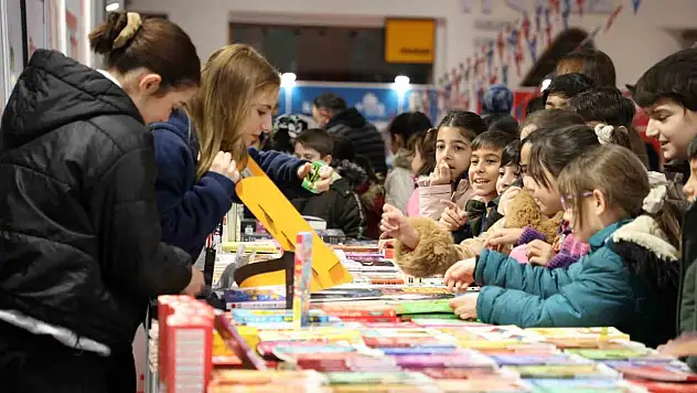 Kitap fuarına öğrenci akımı