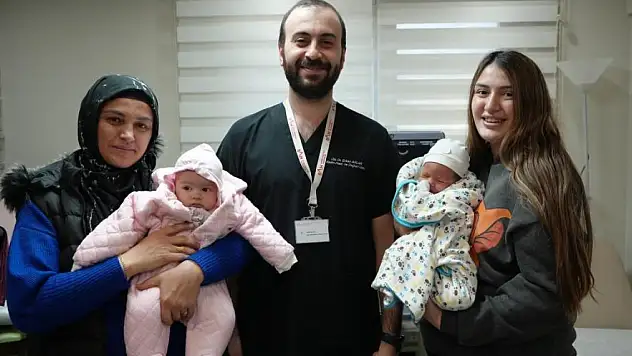 Yakın zamanda doğum yapan anne-kız, doktoru bile şaşırttı