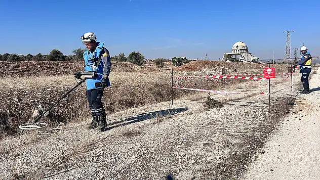 Terör örgütü PKK/YPG'nin Tel Rıfat'ta yollara döşediği bombalar temizleniyor