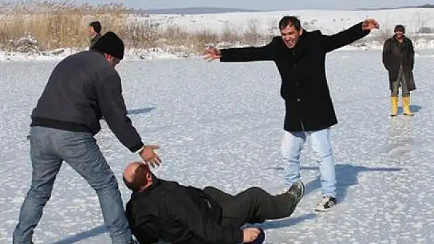 Ladik Gölü tamamen dondu