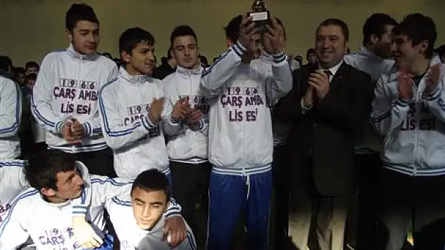 Başarının kupalarını Yıldız verdi