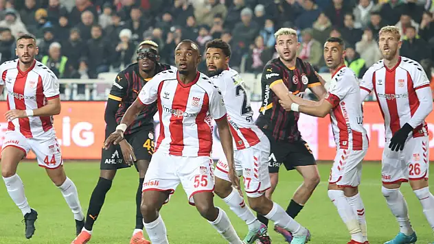 Galatasaray 10 kişiyle 3 puanı aldı