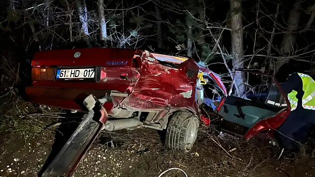 Ağaca çarpan otomobil hurdaya döndü