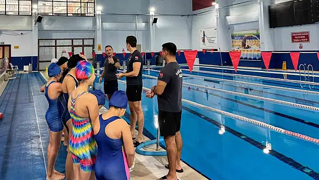 Sahil Güvenlikten yurtta kalan çocuklara yüzme eğitimi