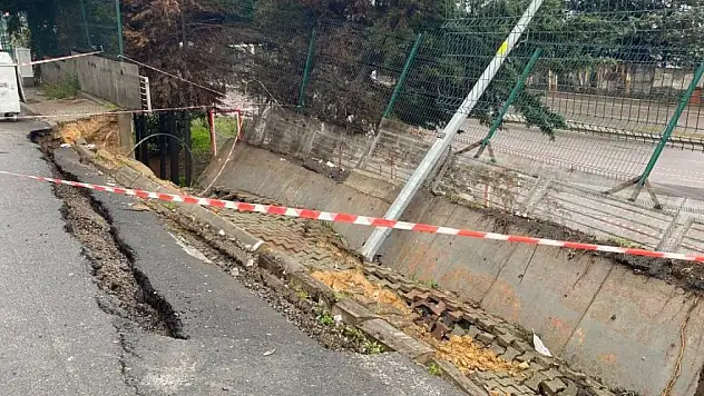 Benzin istasyonunun duvarı çöktü