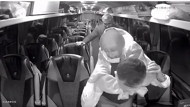 Otobüs şoförü yolcuyu sırtında taşıdı