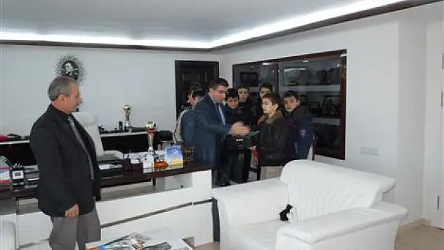 Yılmaz' dan Güreş takımına ödül