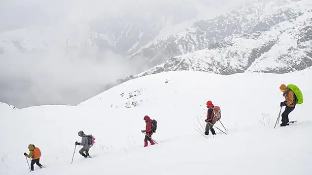 Dağcılar kar ve tipiye göğüs geriyor