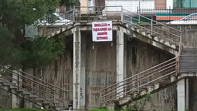 Engelli ve yaşlılar pankart astı