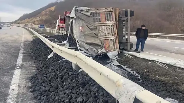 Samsun'da kömür yüklü tır yan yattı