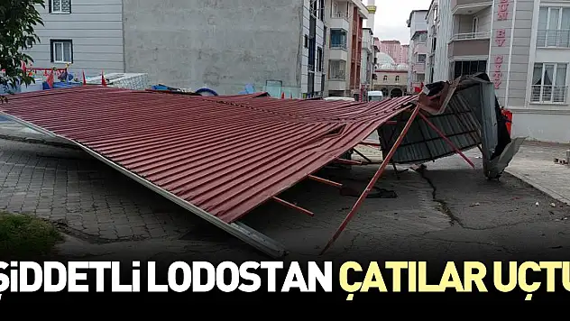 Şiddetli lodostan çatılar uçtu