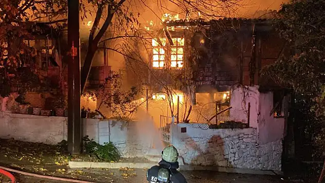 İki katlı evi küle döndüren yangın sobadan çıkmış