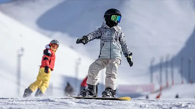 'Minik kayakçıları' pistlerin tozunu attırıyor