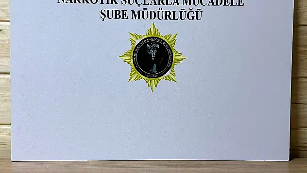 Aracında madde yakalattı