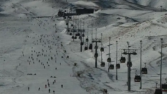 Binlerce kişi zirve tırmanışı gerçekleştiriyor