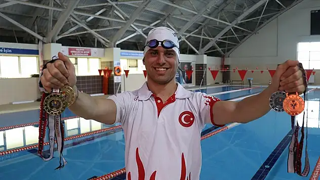 'Madalya avcısı' engelli milli yüzücü başarılarıyla çalıştığı kurumun da gururu oldu