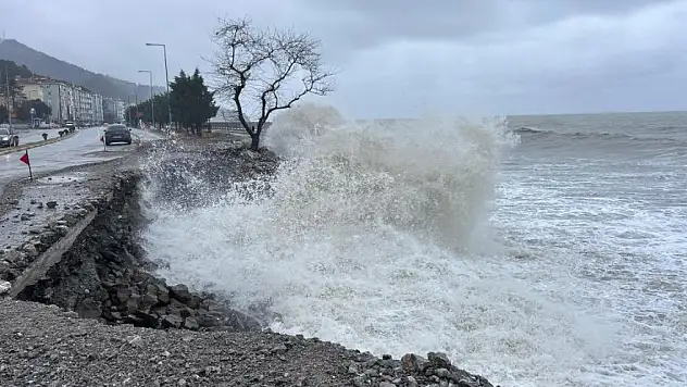 Dev dalgalar sahil yoluna zarar verdi