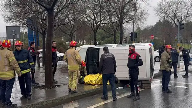 Ticari araçla polis otosu çarpıştı