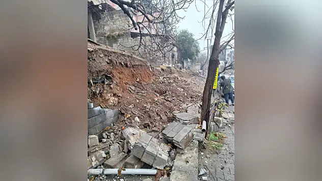 İstinat duvarı çöktü