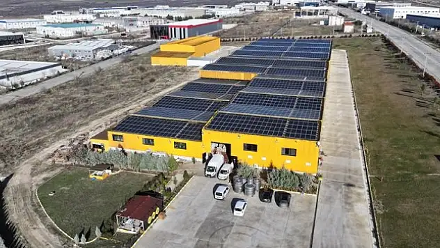 Tüm elektriğini 'güneşten' üretiyor