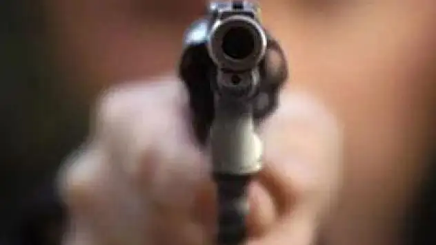 Amcaoğlunu tek kurşunla vurdu