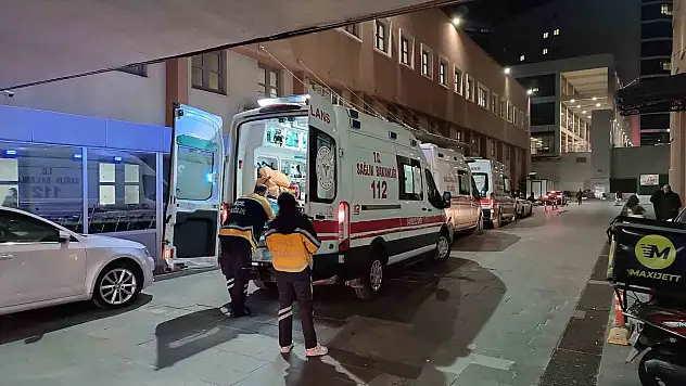 BIÇAKLI KAVGADA YARALANDI