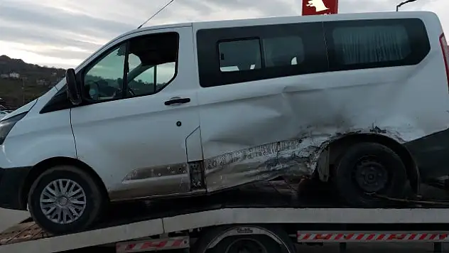 Otomobil ile hafif ticari araç çarpıştı