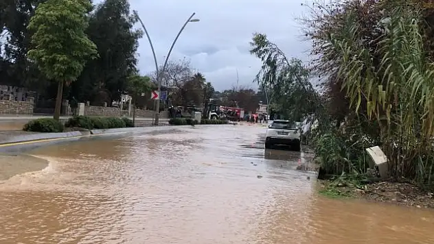 Karayolu göle döndü