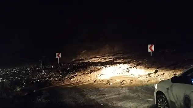 Toprak kayması sonucu yollar kapandı