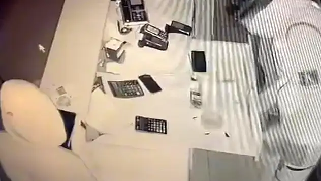 İş yerine giren hırsızlar güvenlik kamerasına yakalandı