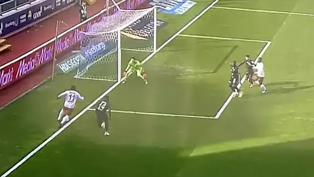 Süper Lig'de tartışmalı pozisyon! Top çizgiyi geçti mi?
