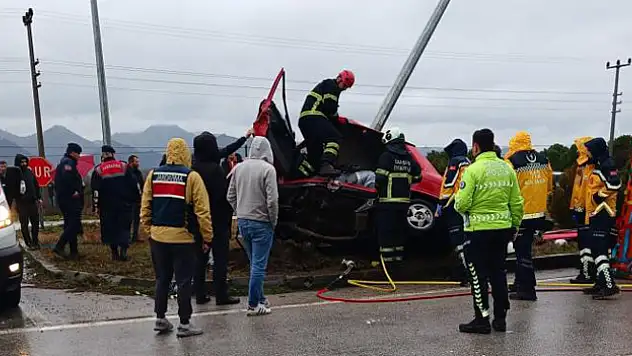 Kaza yapan araçta sıkışan yaralı, 1 saat süren çalışmalar sonucu kurtarıldı