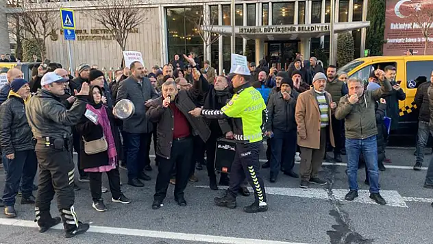 İBB önünde taksici eylemi