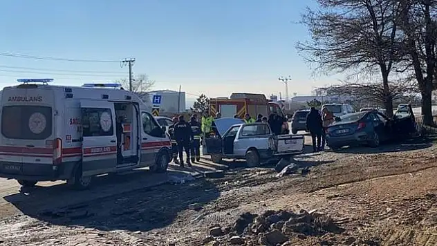 Otomobil ile pikap çarpıştı