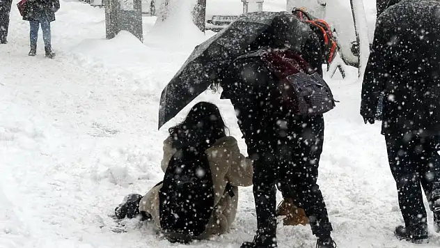 Buzlu yolda düşmemek için 'penguen yürüyüşü' önerisi