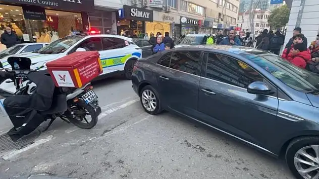 Trafiğe kapalı alanda motokuryeye çarptı