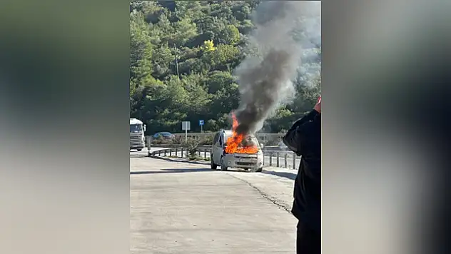 Araç alev topuna döndü