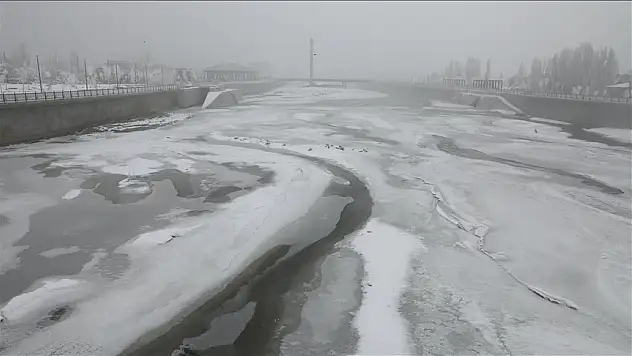 Ağrı'da nehir ve dereler dondu