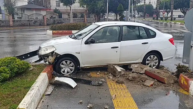 Kavşaktan 2 otomobil çarpıştı