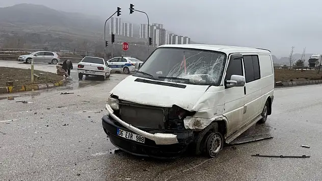 Kırıkkale'de minibüs ile otomobil çarpıştı: 3 yaralı