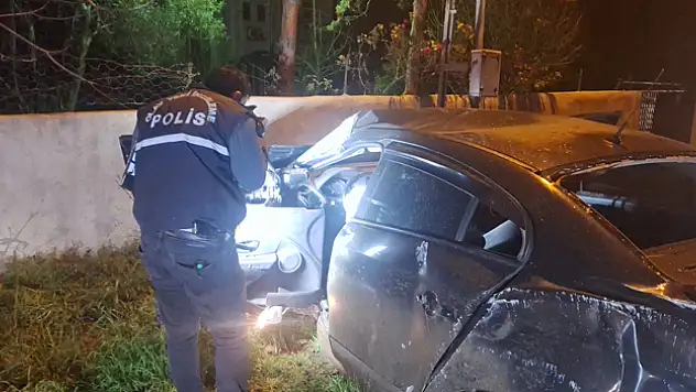 Otomobil duvara çarptı